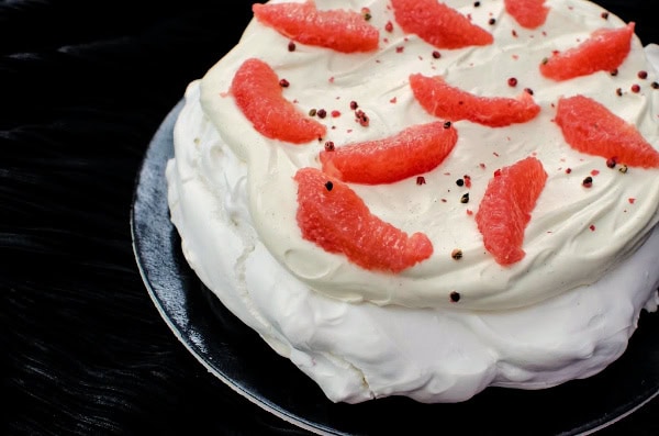 Pavlova cu grapefruit si piper roz