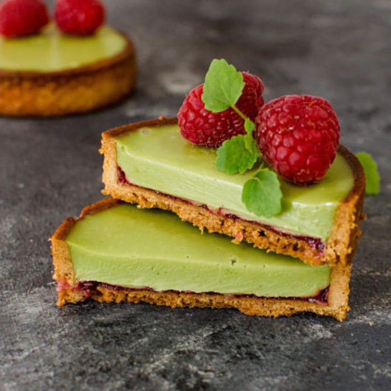 Mini tarte cu matcha si zmeura