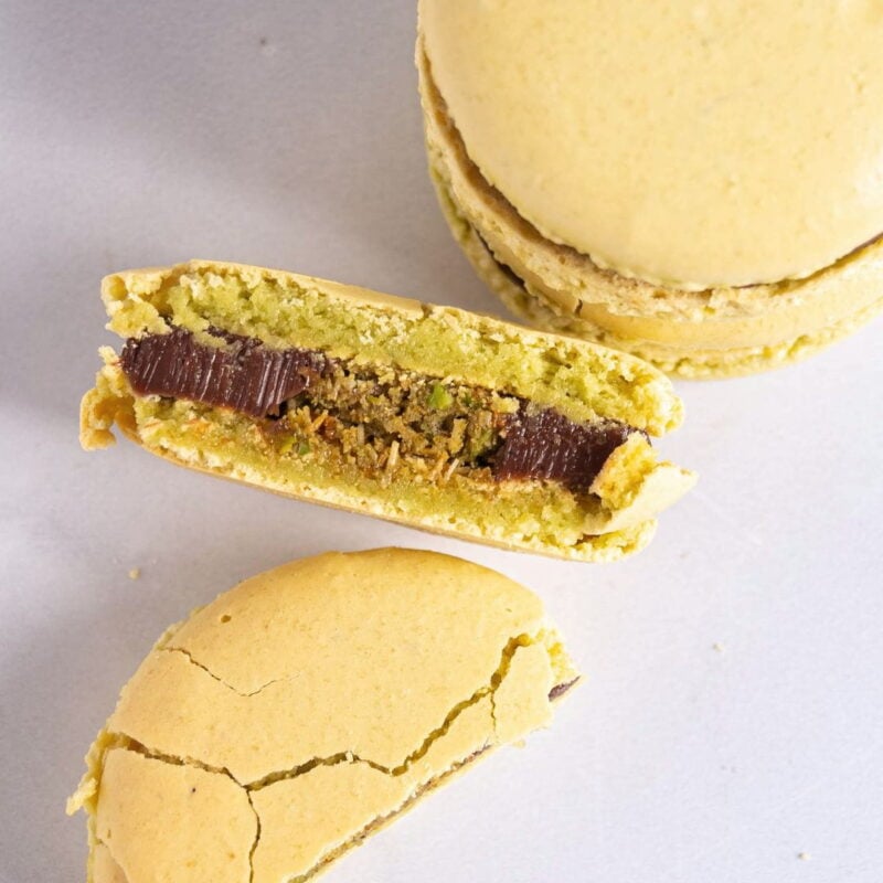 Macarons cu Fistic si Ciocolata