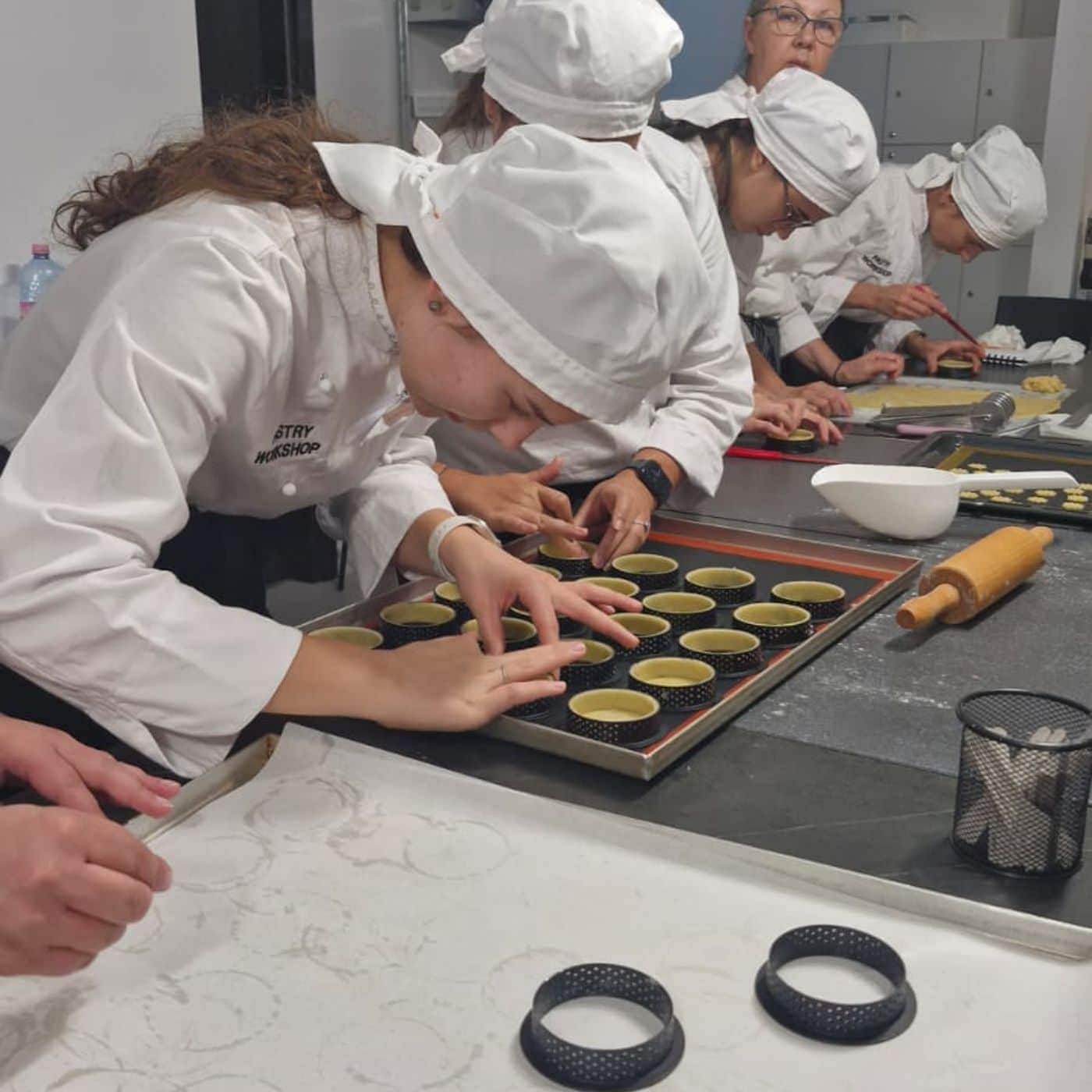 Studenți la un atelier de patiserie.