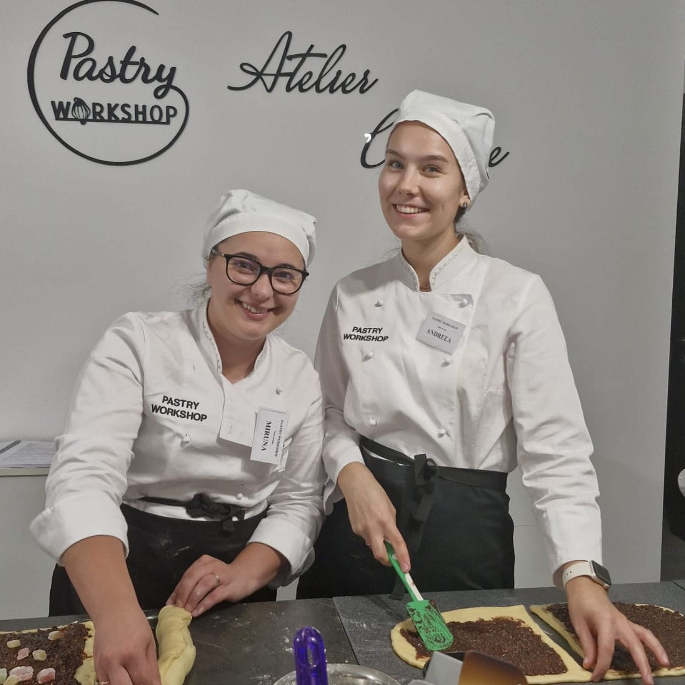 Două femei gătind dulciuri în atelier patiserie.