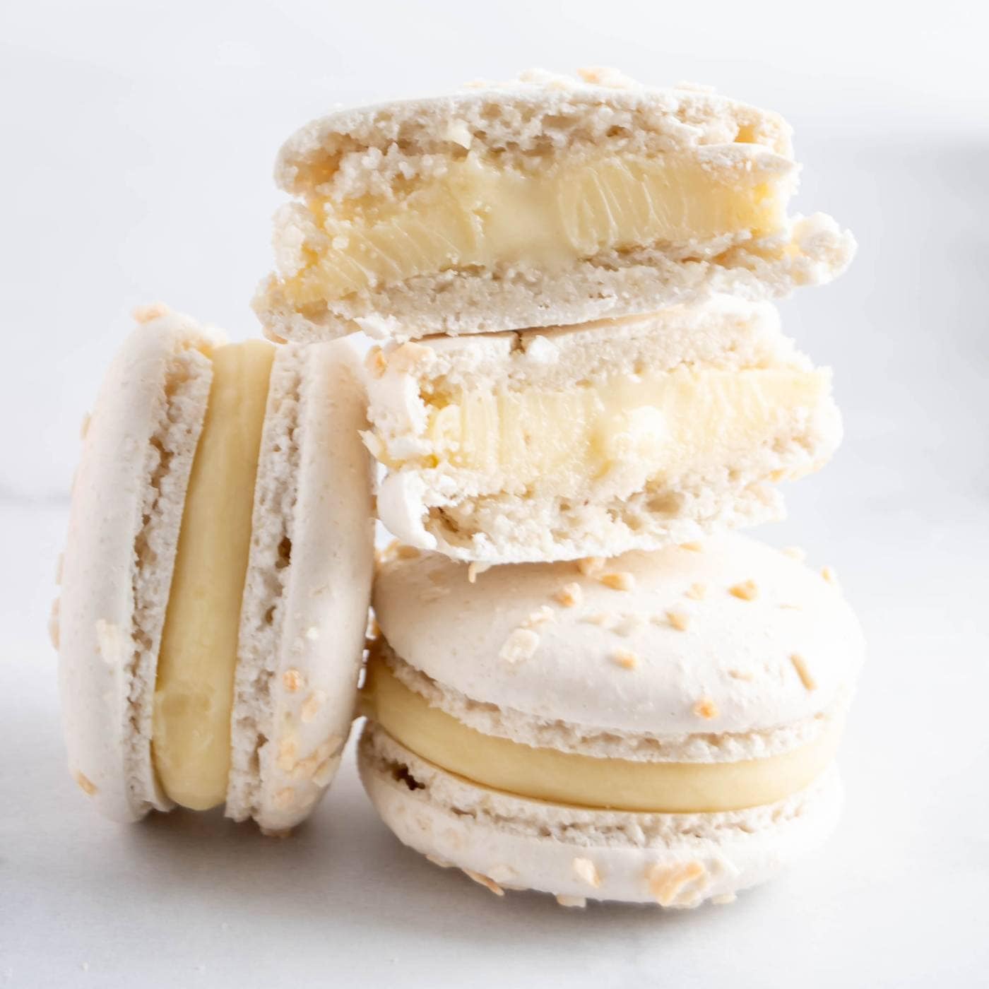 Macarons albe cu cremă de vanilie