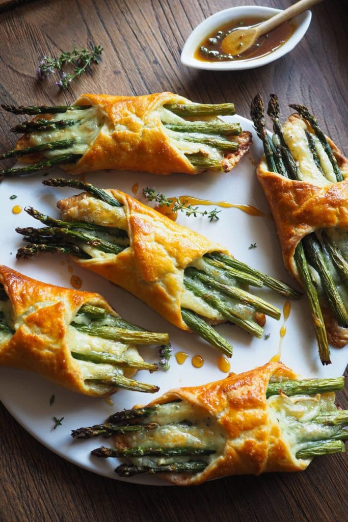 Paula's Apron Asparagus and Brie Flaky Pastries. 100% Homemade These Asparagus and Brie Flaky Pastries are so springy and easy to put together: crispy homemade pastry, brie that melts in the oven (and your mouth) and seasonal asparagus. The thyme honey which comes along only adds to that. They make an ideal brunch, appetizer or starter and let me assure you that it's one of those recipes that make people go speechless. These make a real spring hit! | Paula's Apron Recipe