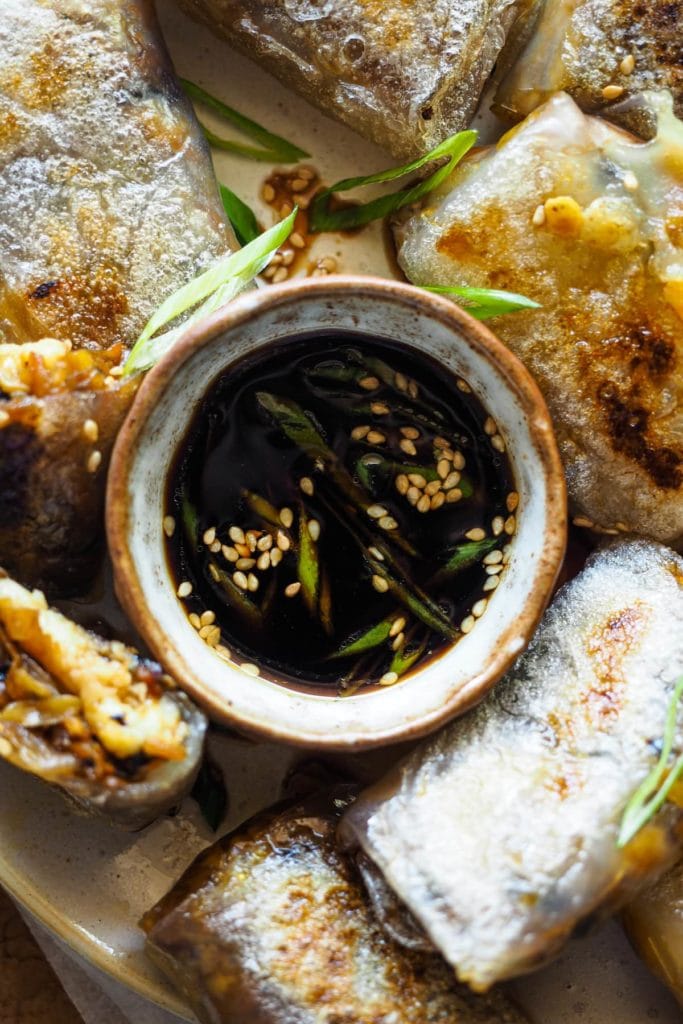 Paula's Apron Rollitos Crujientes de Verduras con Papel de Arroz Salsa para los Rollitos Crujientes de Verduras con Papel de Arroz fáciles, económicos y saludables.¡Una cena divertida y saludable para preparar cualquier noche de la semana, o para servir como aperitivo en tu próxima fiesta! La salsa lleva salsa de soja, vinagre de arroz, sésamo y cebolleta, ideal para dar un toque más asiático a este plato. | Receta de Paula's Apron