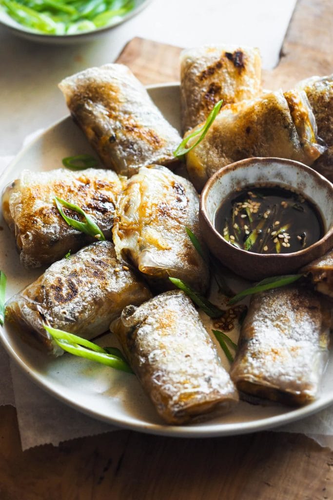 Paula's Apron Rollitos Crujientes de Verduras con Papel de Arroz Rollitos Crujientes de Verduras con Papel de Arroz fáciles, económicos y saludables. Tienen un relleno de verduras súper versátil además de un poco de queso que se funde y queda de muerte (lo puedes omitir). Acompáñalos con una salsa a base de soja y ¡listos! ¡Una cena divertida y saludable para preparar cualquier noche de la semana, o para servir como aperitivo en tu próxima fiesta! | Receta de Paula's Apron