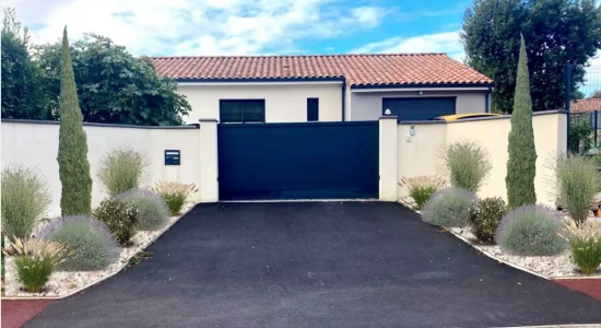 Conception paysagère à Villefranche-de-Lauragais signée Pierre Ô Jardin, paysagiste créateur en région toulousaine. L’entrée de villa est bordée de deux cyprès élancés encadrant un massif méditerranéen rythmé par des lavandes, des graminées et des romarins. Le paillage calcaire met en valeur la symétrie et la lumière, pour une composition à la fois sobre, raffinée et pleine de caractère. Un aménagement typique du Sud mêlant élégance et naturalité.