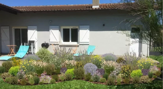 Conception de jardin dans le Lauragais signée Pierre Ô Jardin, paysagiste Issus en région toulousaine. Un aménagement de style campagne chic et bucolique, mêlant fleurs vivaces, graminées et arbustes méditerranéens. Le paillage naturel en copeaux de bois valorise les massifs et renforce l’esprit champêtre du jardin. Une création lumineuse et authentique, où chaque détail évoque la douceur des paysages du Lauragais.