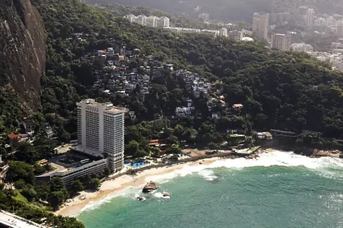 Contraste social entre hotel Sheraton e comunidade do Vidigal na encosta do Morro Dois Irmãos  Local: Rio de Janeiro - RJ Data: 05/2012 Codigo:  06RM828 Autor: Renata Mello