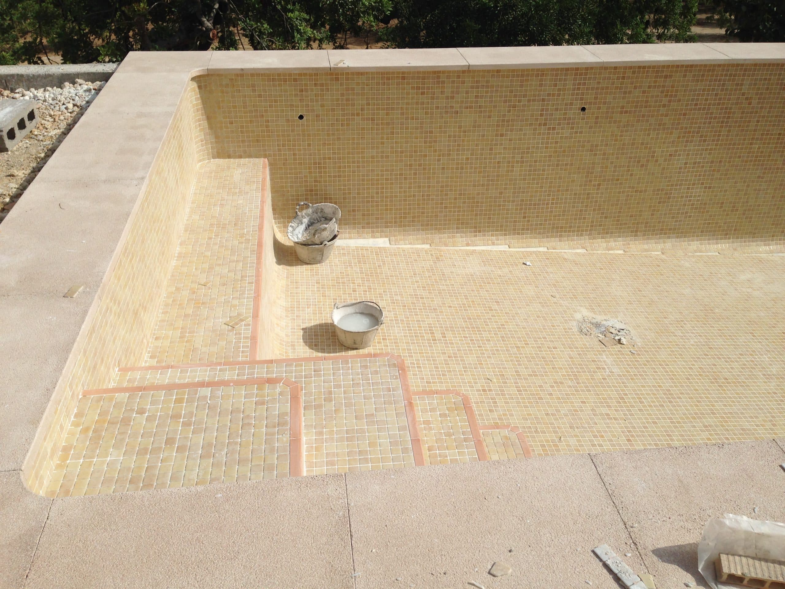 Colocación de gresite y revestimiento en piscina