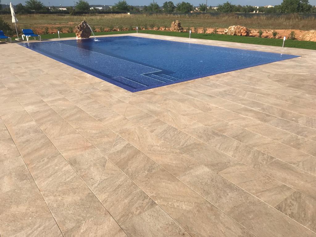 Construcción de piscina de hormigón con cascada