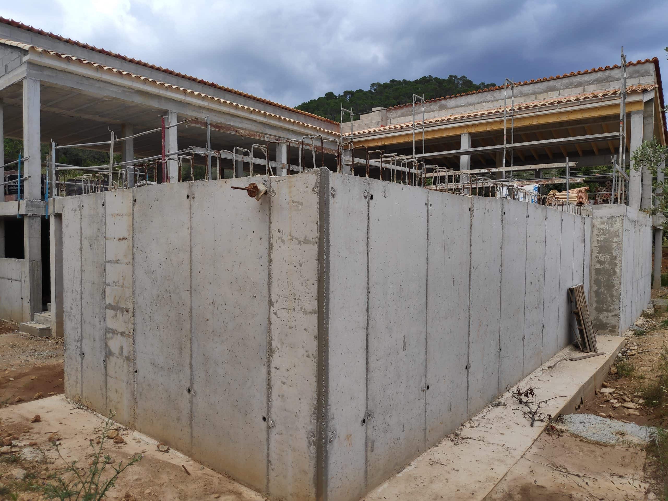 Estructura exterior y contención de piscina