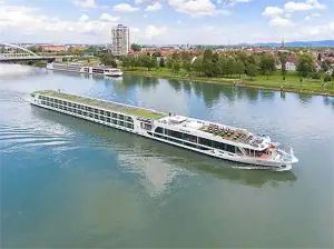 bateau croisiere sur fleuve vue du ciel