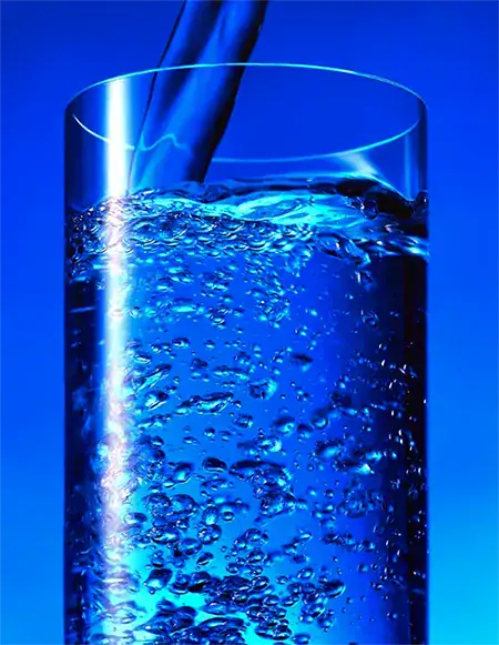 verre eau filtre ambiance lumiere bleue