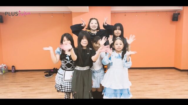 🎃👻HAPPY HALLOWEEN👻🎃  木曜himawari キッズK-POPクラスの
ハロウィン🎃レッスンの様子です〜〜✨！  この日は、かりん先生が代講に来てくれた1日だけのスペシャルレッスンでした！🎉  みんな、ハロウィン楽しめたかな🎃？
アリスや可愛いキュートな仮装で、
みんなバッチリ決まってたネ👗  かりん先生はかっこよくて、クールな選曲で定評（当社比）があるんですが、
この日もキッズクラスにかりん先生の”カッコいい”がちゃんとあって、いつもと一味違う特別なレッスンになったなー感じた次第であります。  キッズクラスならではの、
みんなの元気いっぱいなダンスと、
皆さんのキュートな笑顔が
輝くシューティングでしたっ・・・❤️‍🔥
ありがとうございました😆✨  #ハロウィン #happyhalloween #ハロウィンダンス #ハロウィンコスプレ #ダンス #ダンス動画 #キッズダンス #kidsdance #子供の習い事 #kpop #kpopダンス #kpopダンスカバー #redvelvet #レッドベルベット #badboy #himawariクラス #かりん先生 #plusculture #プラスカルチャー #ダンススクール #ダンススタジオ #梅田ダンス #大阪ダンス #ハロウィンイベント