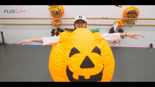 🎃👻HAPPY HALLOWEEN👻🎃  水曜日chihiro K-POPクラスの
ハロウィン🎃シューティングです〜〜✨！  chihiro先生の
仮装のインパクト
空気で膨らむ「巨大カボチャ」の仮装
・・・大優勝です！(笑)  生徒さまもキュートに仮装してくれました！！曲はTWICEの「OOH-AHH하게 (Like OOH-AHH)」！🔥  巨大カボチャが
ぴょんぴょん跳ねながら踊る姿
最高に楽しすぎますっ・・・❤️‍🔥  ステキなダンスをシューティングさせていただき、 ありがとうございました！🌟  #ハロウィン #happyhalloween #ハロウィンダンス #ハロウィンコスプレ #仮装大賞 #本気の仮装 #ダンス #ダンス動画 #kpop #kpopダンス #kpopダンスカバー #twice #トゥワイス #oohahh하게 #likeoohahh #chihiroクラス #plusculture #プラスカルチャー #ダンススクール #ダンススタジオ #梅田ダンス #大阪ダンス #ハロウィンイベント #カボチャ