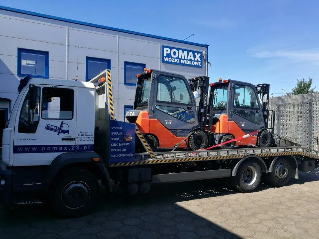 Transport dwóch wózków widłowych przez POMAX
