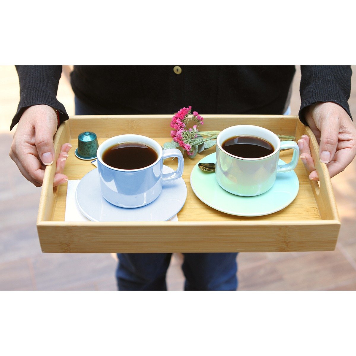 Tazas color pastel con cafe