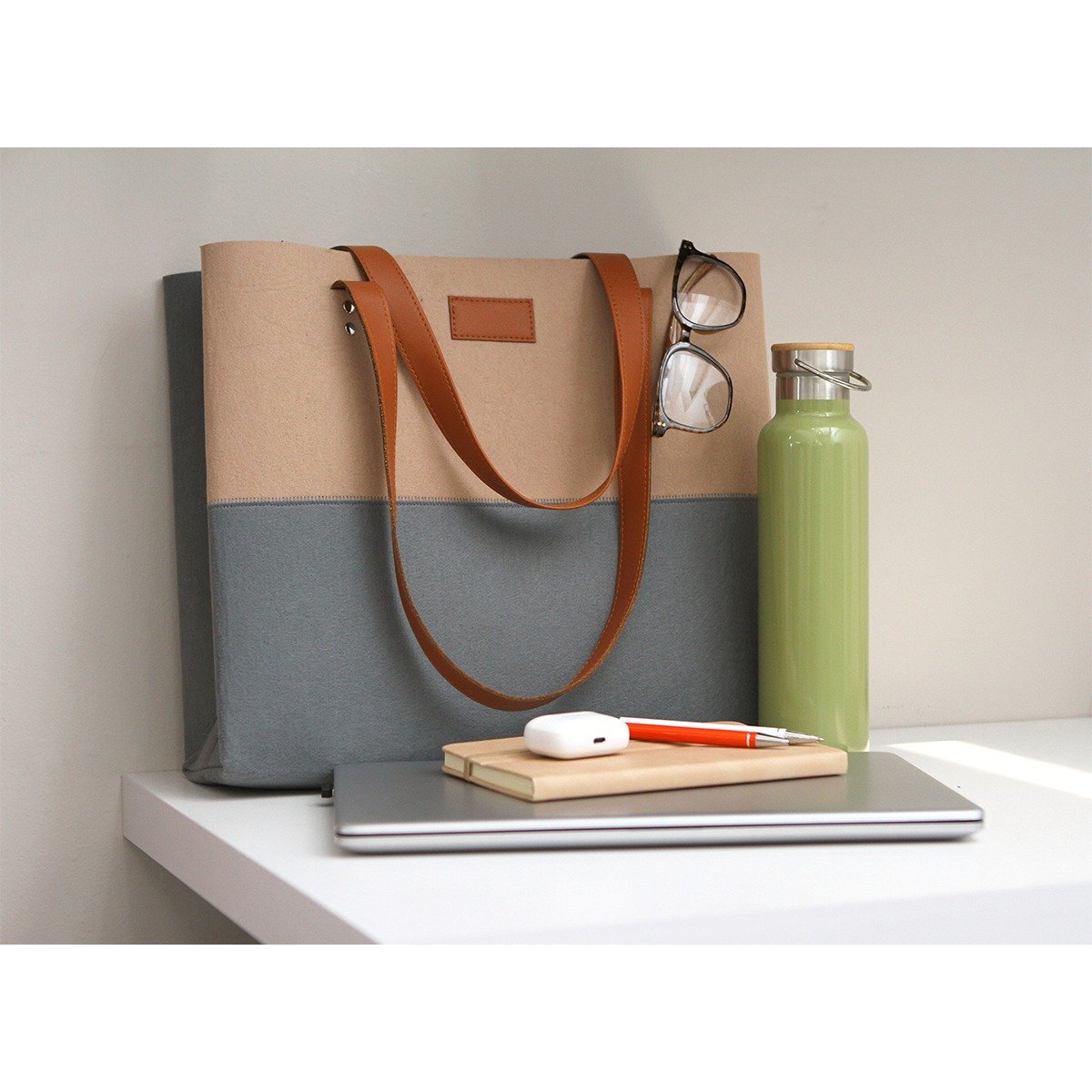 Tremo verde y bolso gris