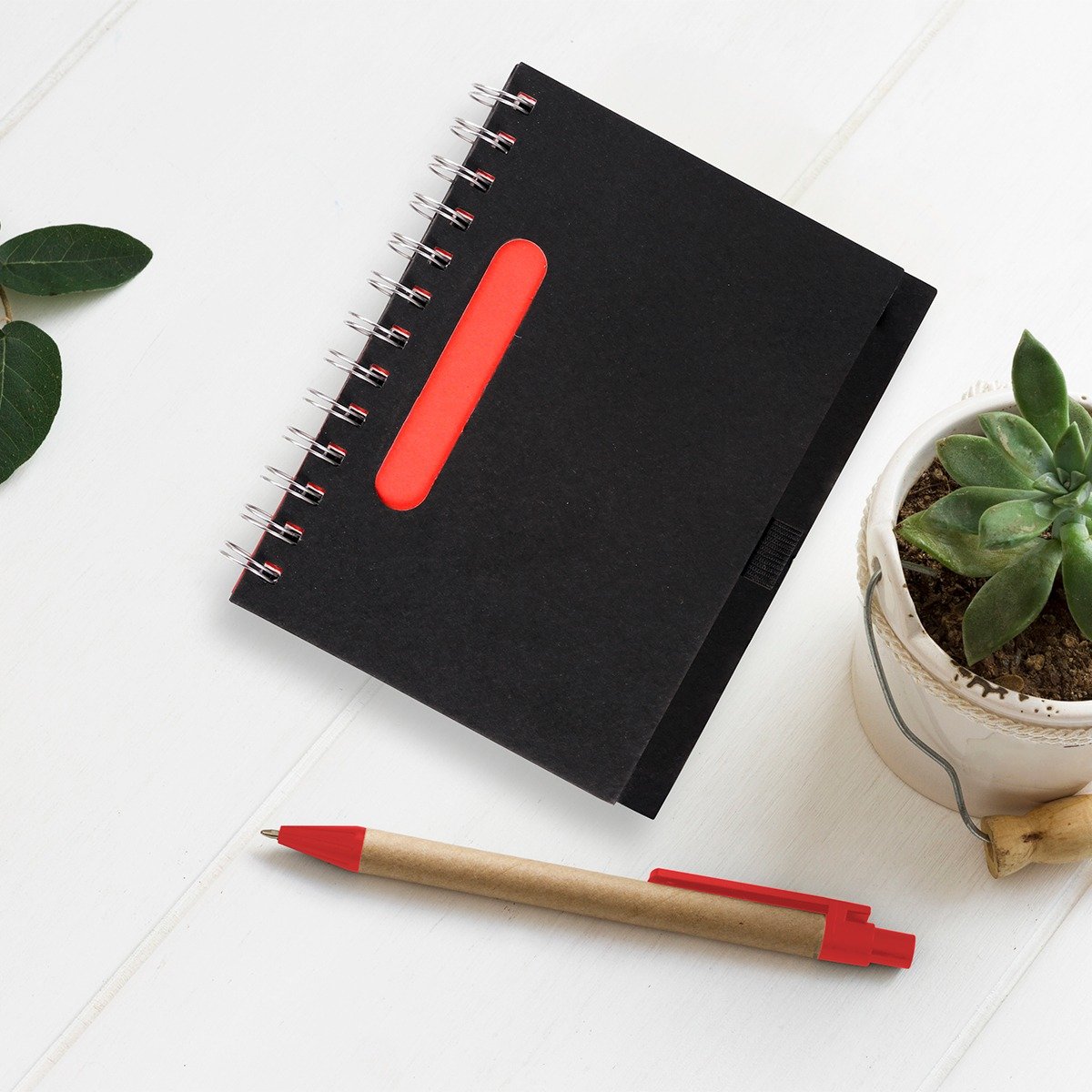 Libreta de apuntes de color negro y pluma roja