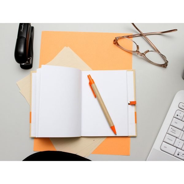 Bloc de notas y pluma naranja
