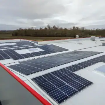 Panneaux solaires sur usine de précision