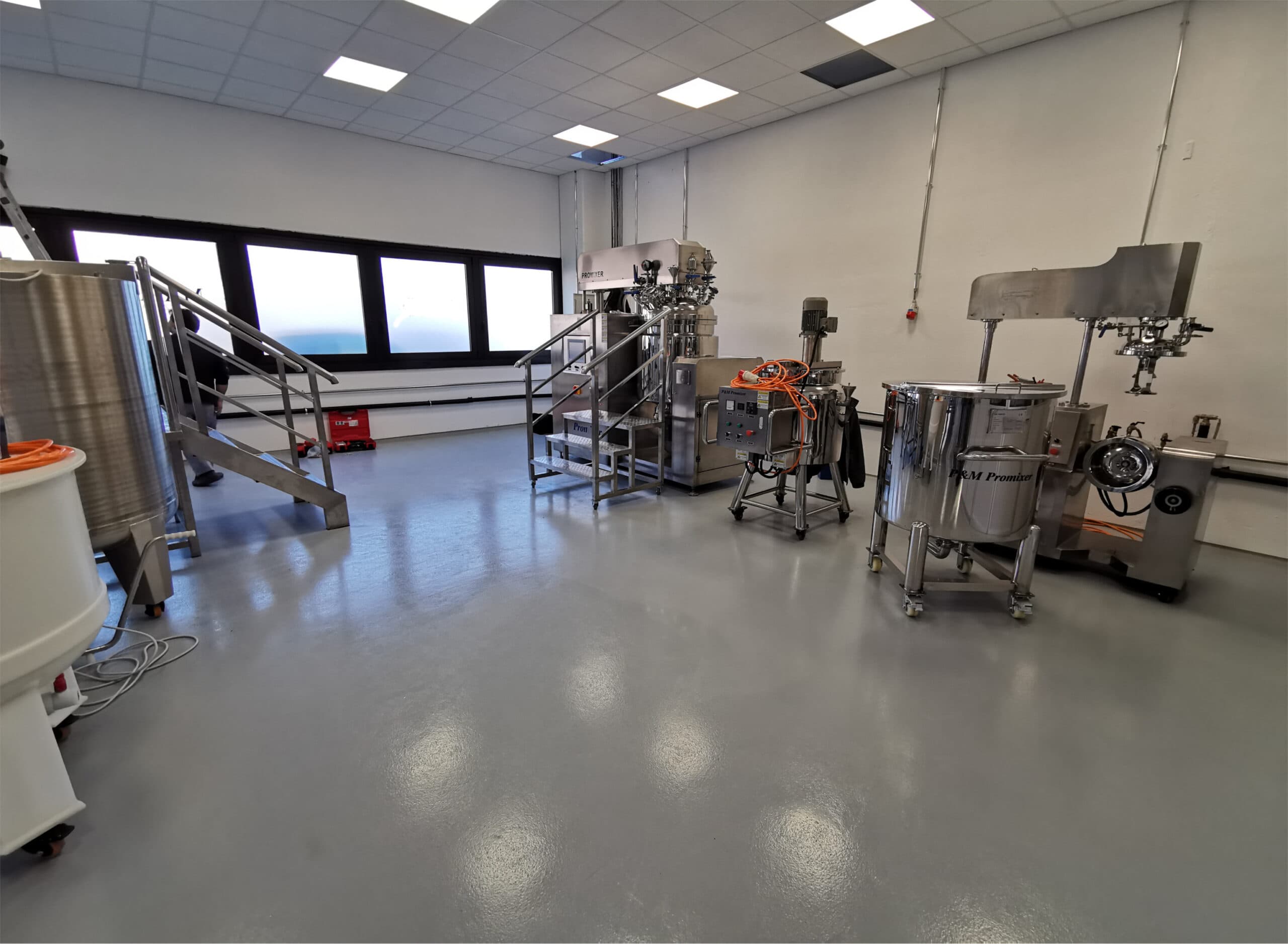 Laboratorio cosmetico, rivestimento in resina e sgusce