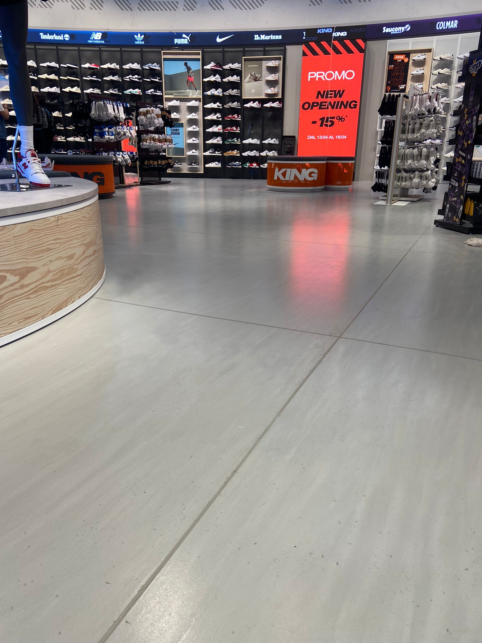 Pavimento in resina Ultratop System finitura Natural nello store King's di TO.DREAM Urban District Torino — superficie autolivellante cementizio-resinosa con effetto materico contemporaneo, Prima Pavimenti
