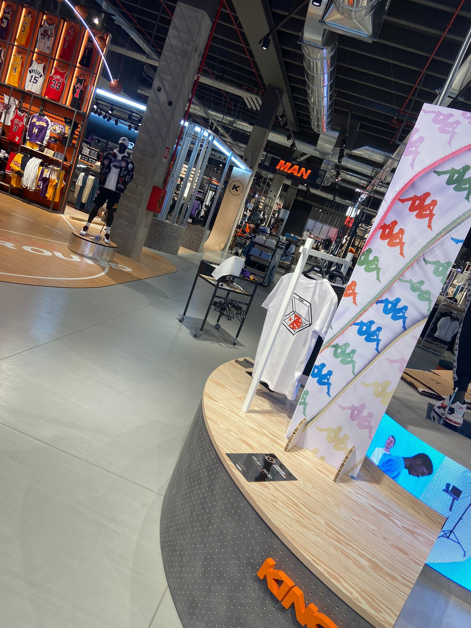 Interno King's store TO.DREAM Torino: pavimento Ultratop Mapei con finitura ad effetto Natural e resina protettiva trasparente in finitura — colore scelto su campione, Prima Pavimenti