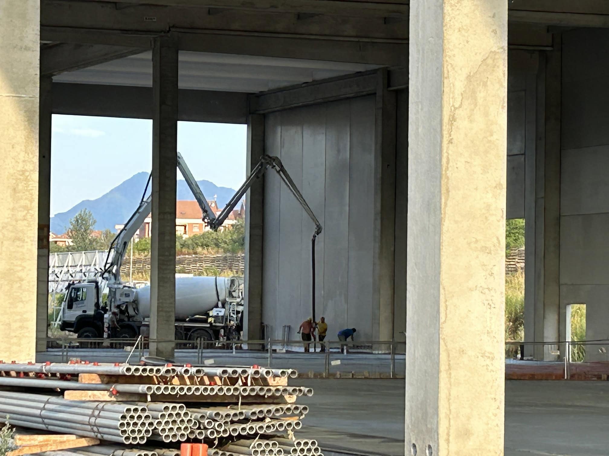 Pavimento industriale esterno fibrorinforzato in calcestruzzo C32/40 dell'HQ Gruppo Vergero a Venaria