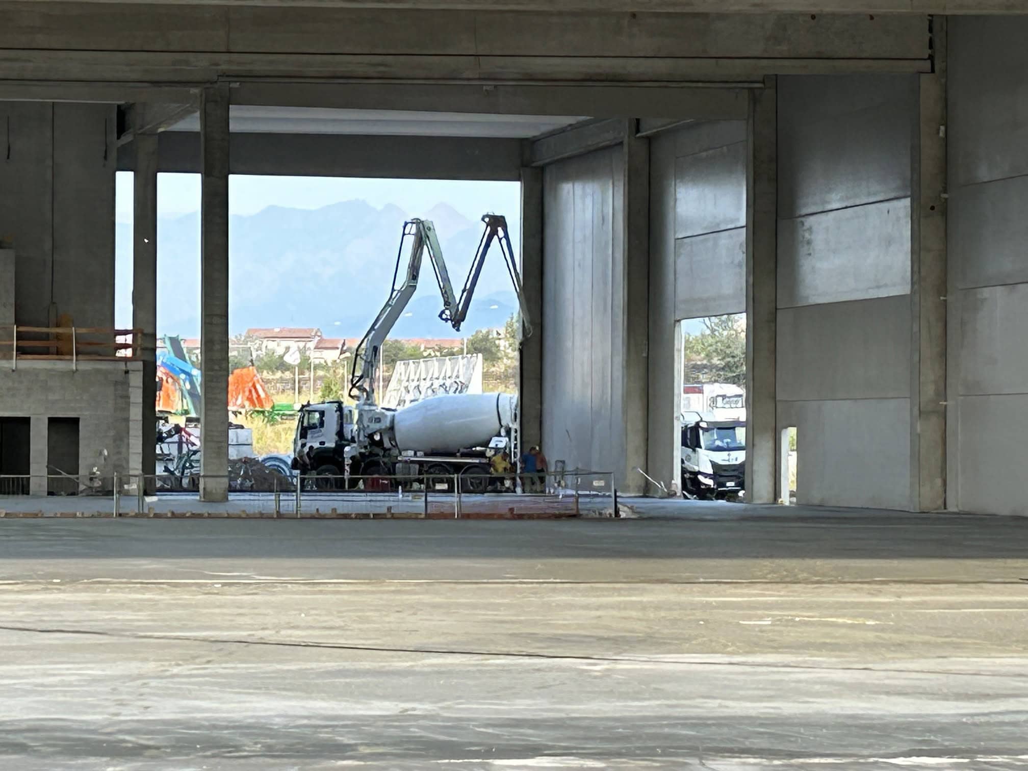 Fase di getto del pavimento industriale interno in calcestruzzo C28/35 con strato di usura a spolvero quarzo-cemento presso HQ Gruppo Vergero, Venaria TO
