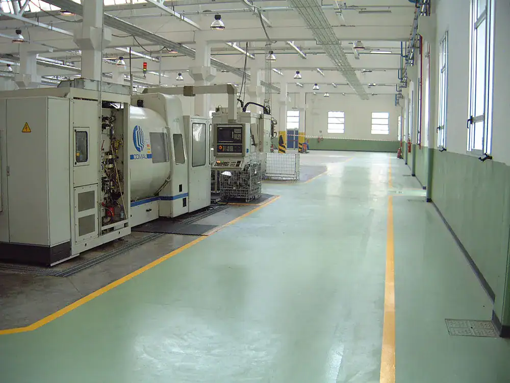 Tinteggiatura pareti Piaggio Industrie e pavimento in resina cliente Prima Pavimenti