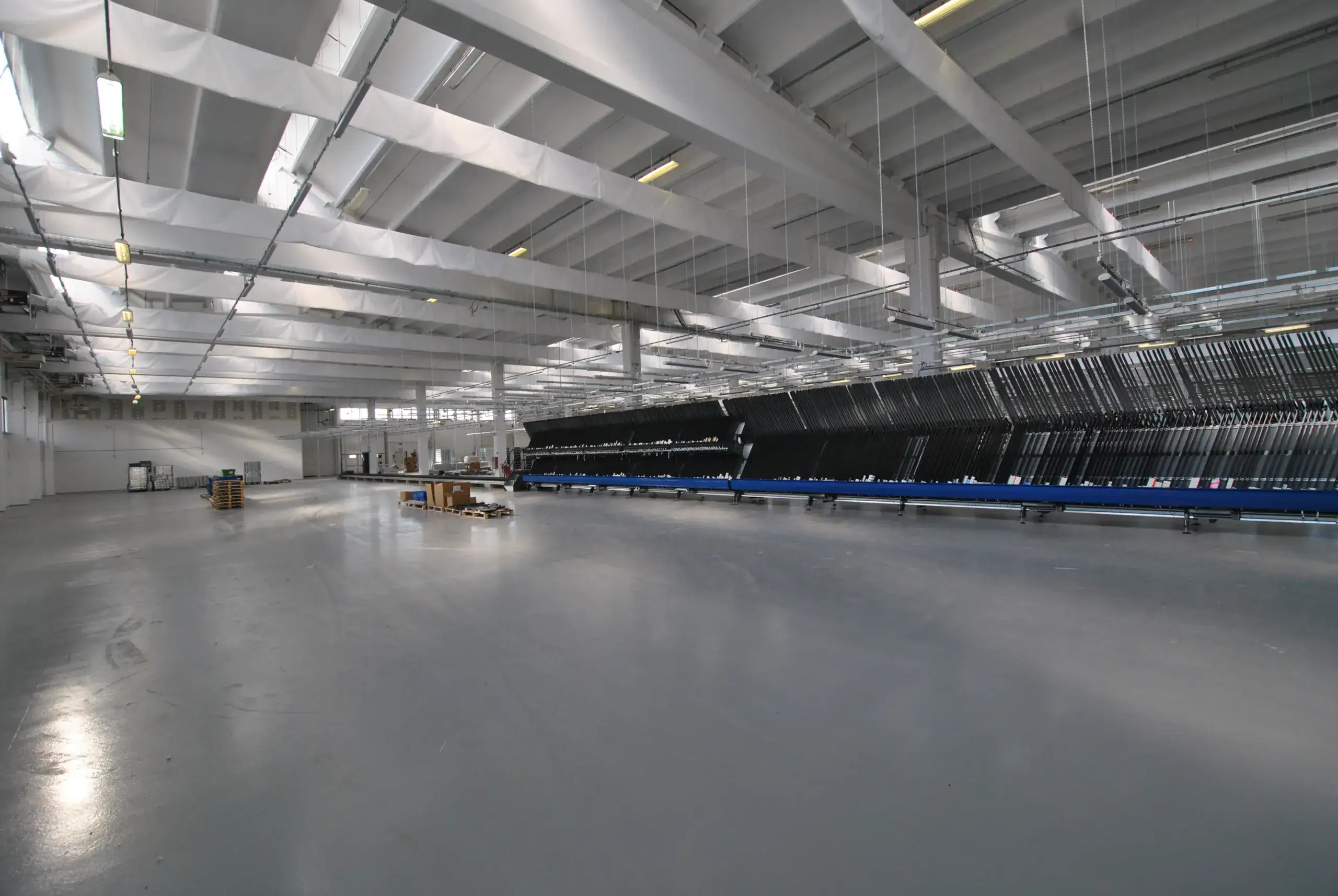 Pavimento in resina MAPEI MAPEFLOOR SYSTEM 61 per logistica farmaceutica