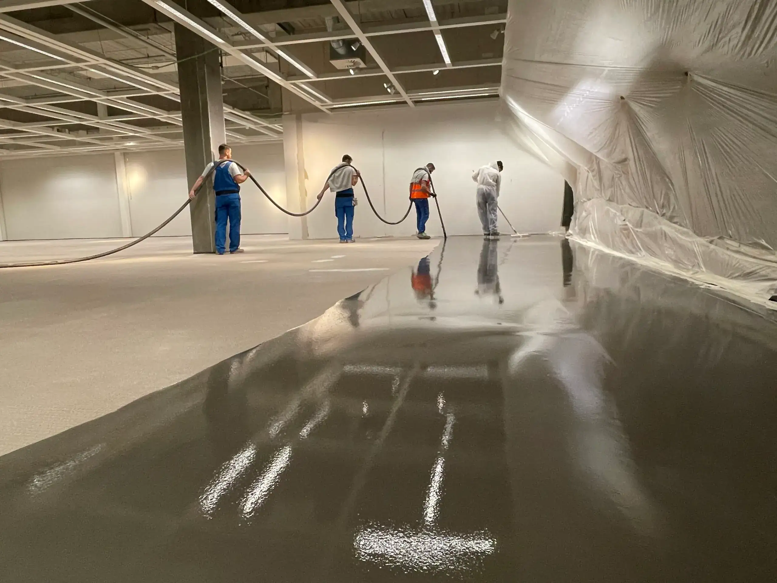 Prima Pavimenti fase di pompaggio Mapei Ultratop effetto naturale presso punto di vendita GDS