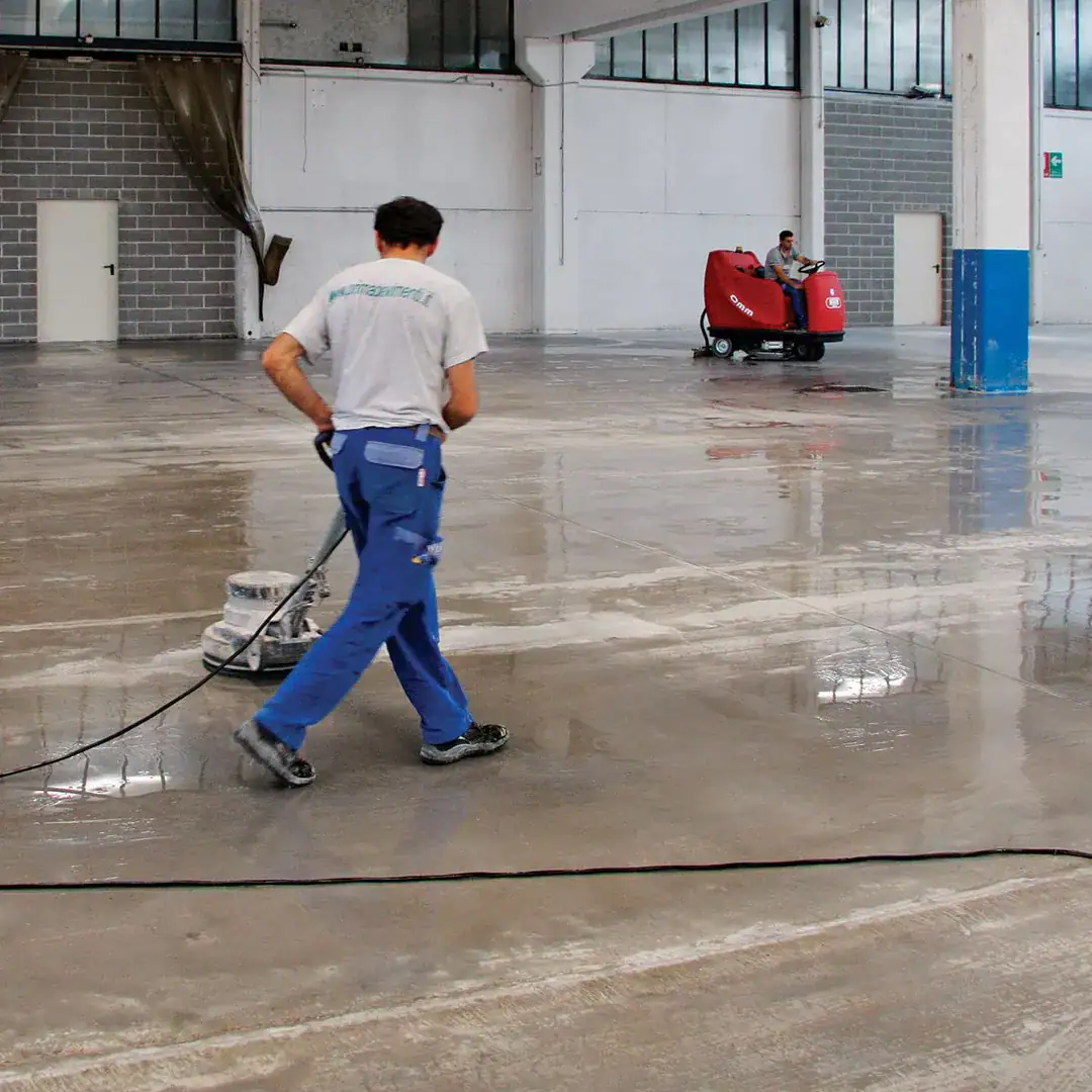 Stesura a saturazione del consolidante al silicato di litio Mapecrete LI Hardener