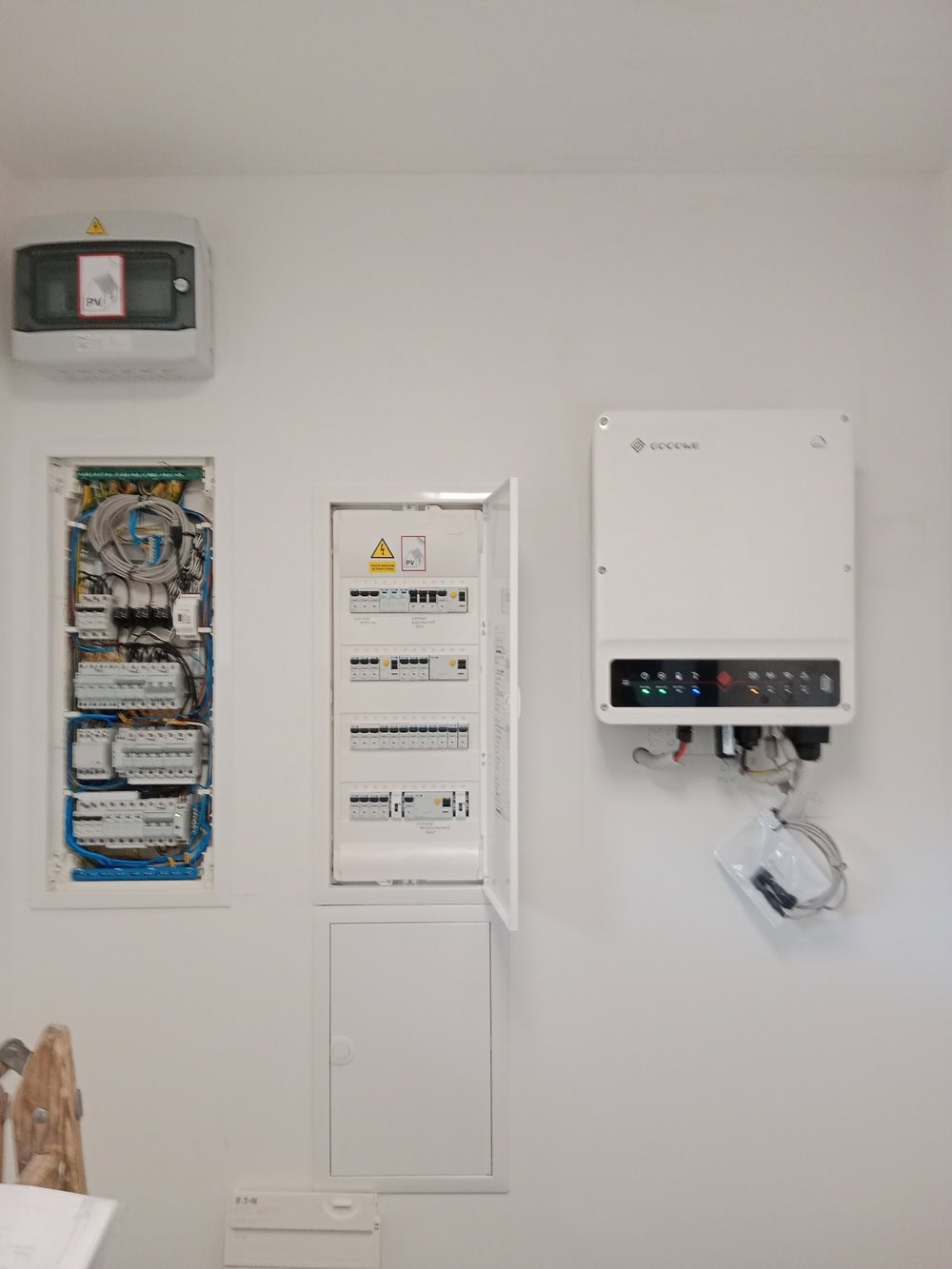 Instalace vnitřní technologie FVE v technické místnosti rodinného domu s důrazem na bezpečnost.