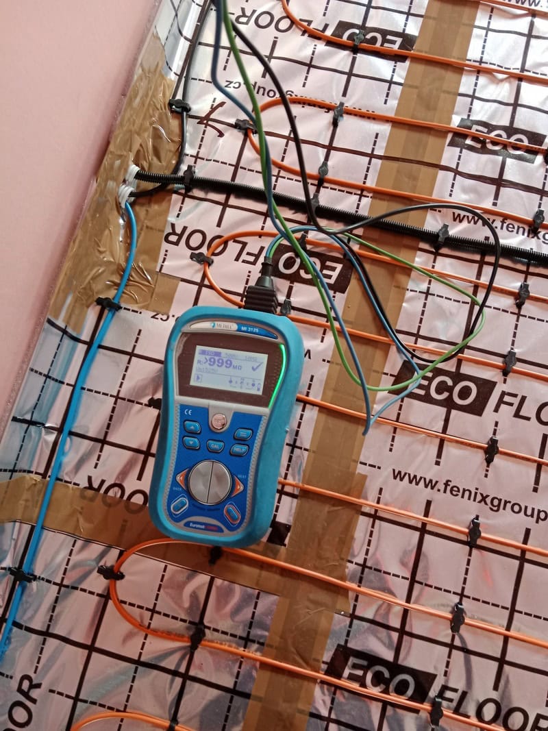 Odborné měření izolačního stavu elektrického podlahového topení před jeho finálním zakrytím.