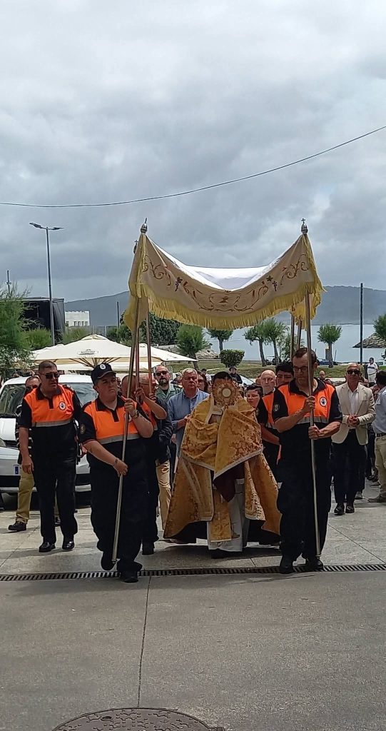 Os nosos voluntarios colaboraron onte co compañeiro da Policía Local, nos labores de regulación e control do tráfico con motivo da tradicional Procesión do Corpus Christ.