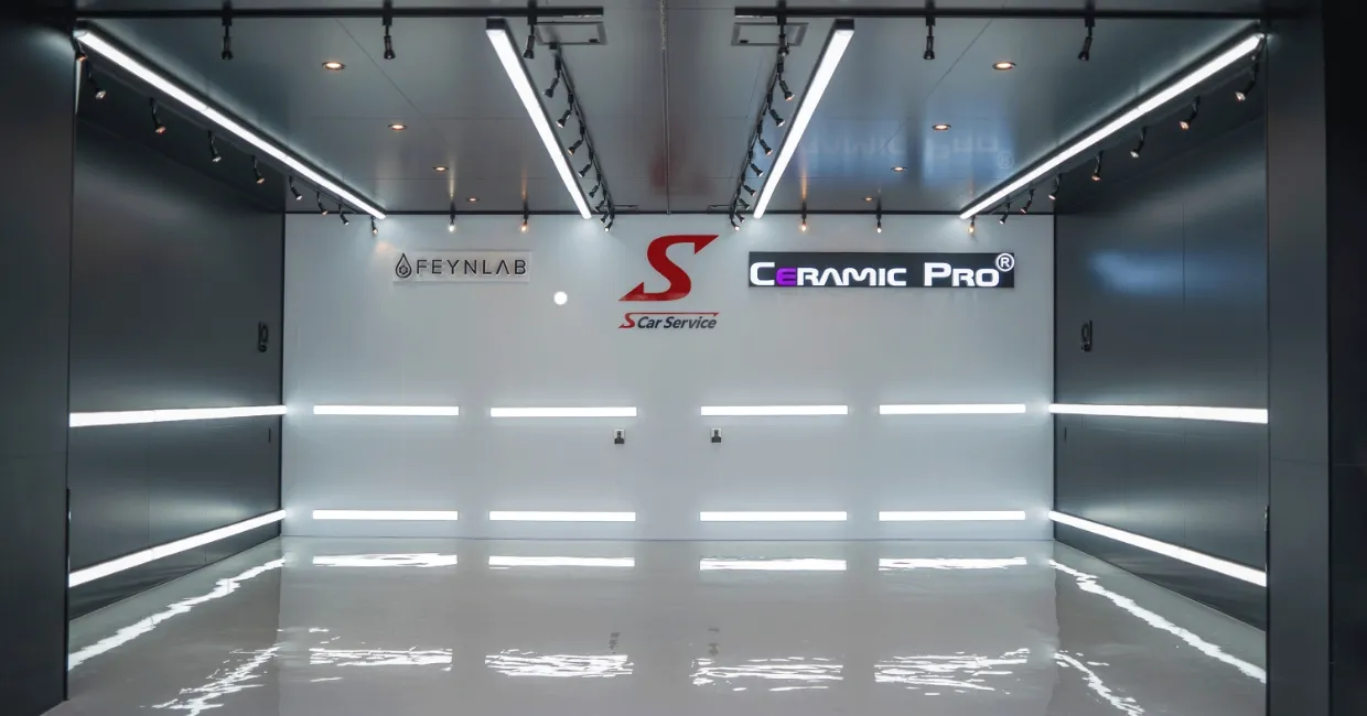 キズが判別しやすい黒基調のセラミックコーティング専用ブース