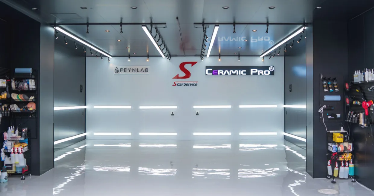 キズが判別しやすい黒基調のセラミックコーティング専用ブース