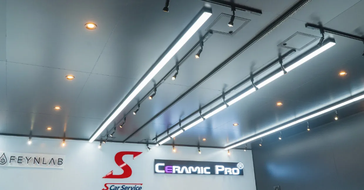 キズが確認しやすい白色光とムラを見分けやすいオレンジ光