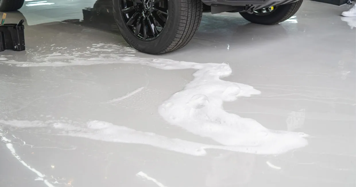 洗車後の作業性を高める水はけ水切れのよい専用床