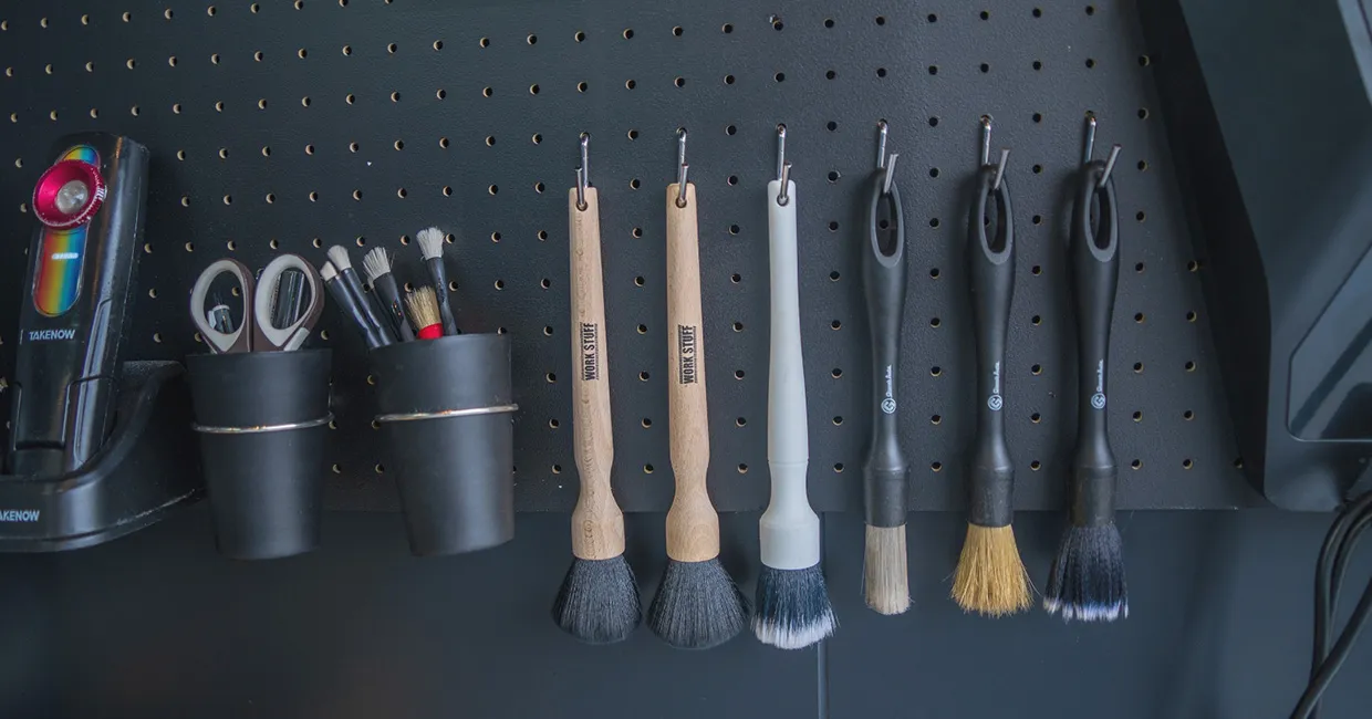 ボディの隙間やドア・モール部分の清掃に必要な専用刷毛