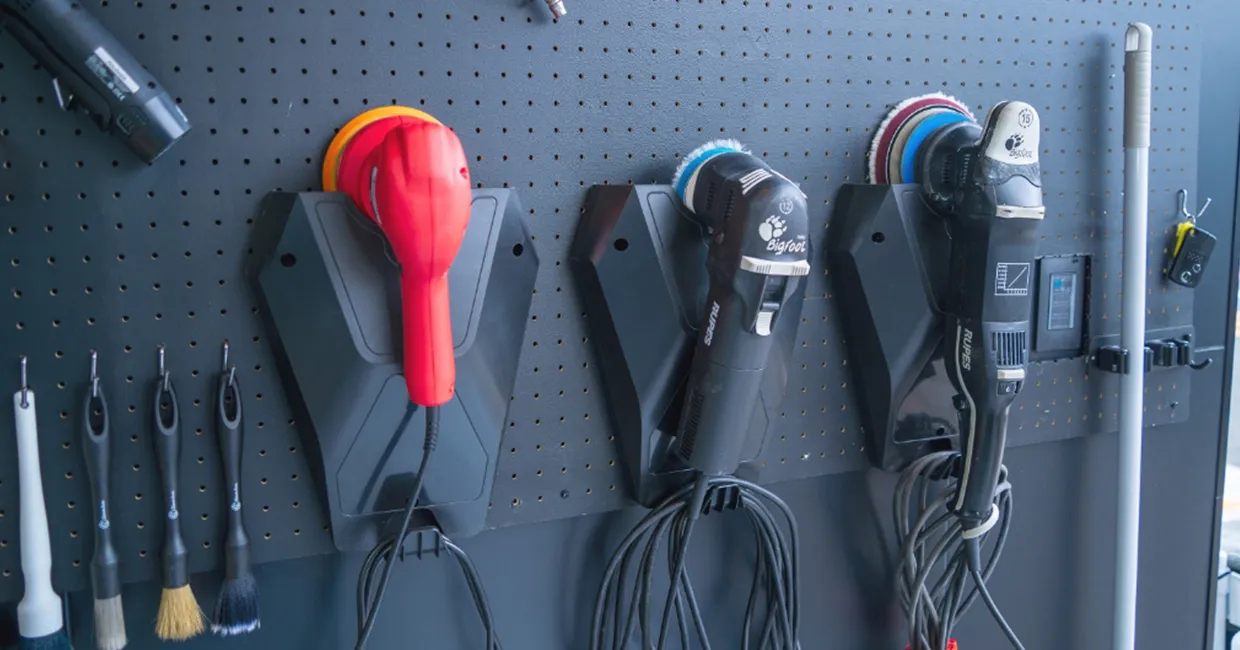 塗装やキズの状態に応じて3種類のポリッシャーを駆使