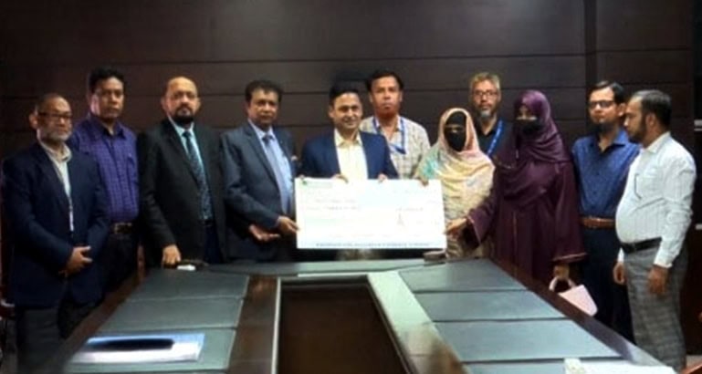 সন্ধানী লাইফ ইন্স্যুরেন্সের গ্রুপ বীমা দাবির চেক হস্তান্তর