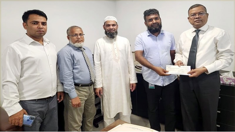 অগ্নি বীমা দাবির চেক হস্তান্তর করল বাংলাদেশ ন্যাশনাল ইন্স্যুরেন্স