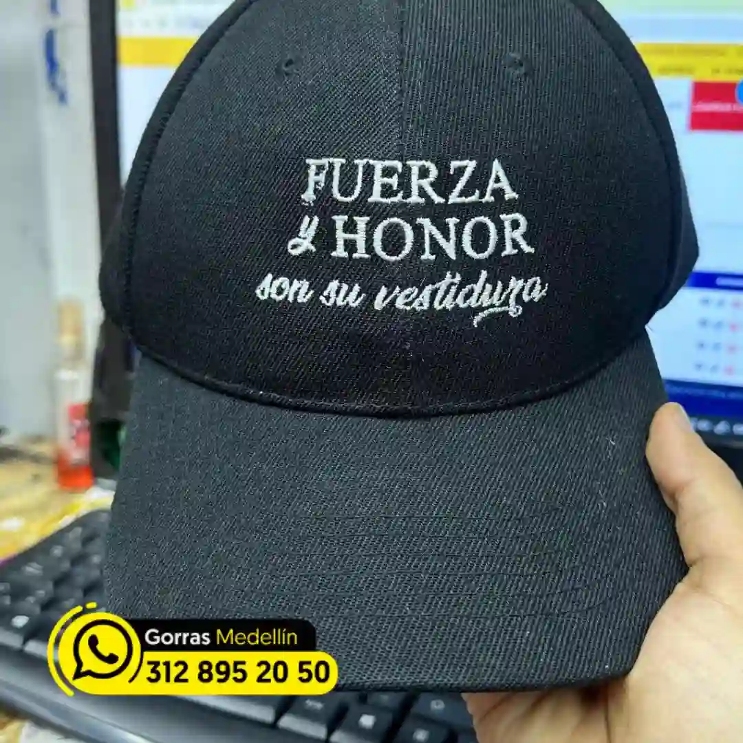 Gorras bordadas con frases en Medellín