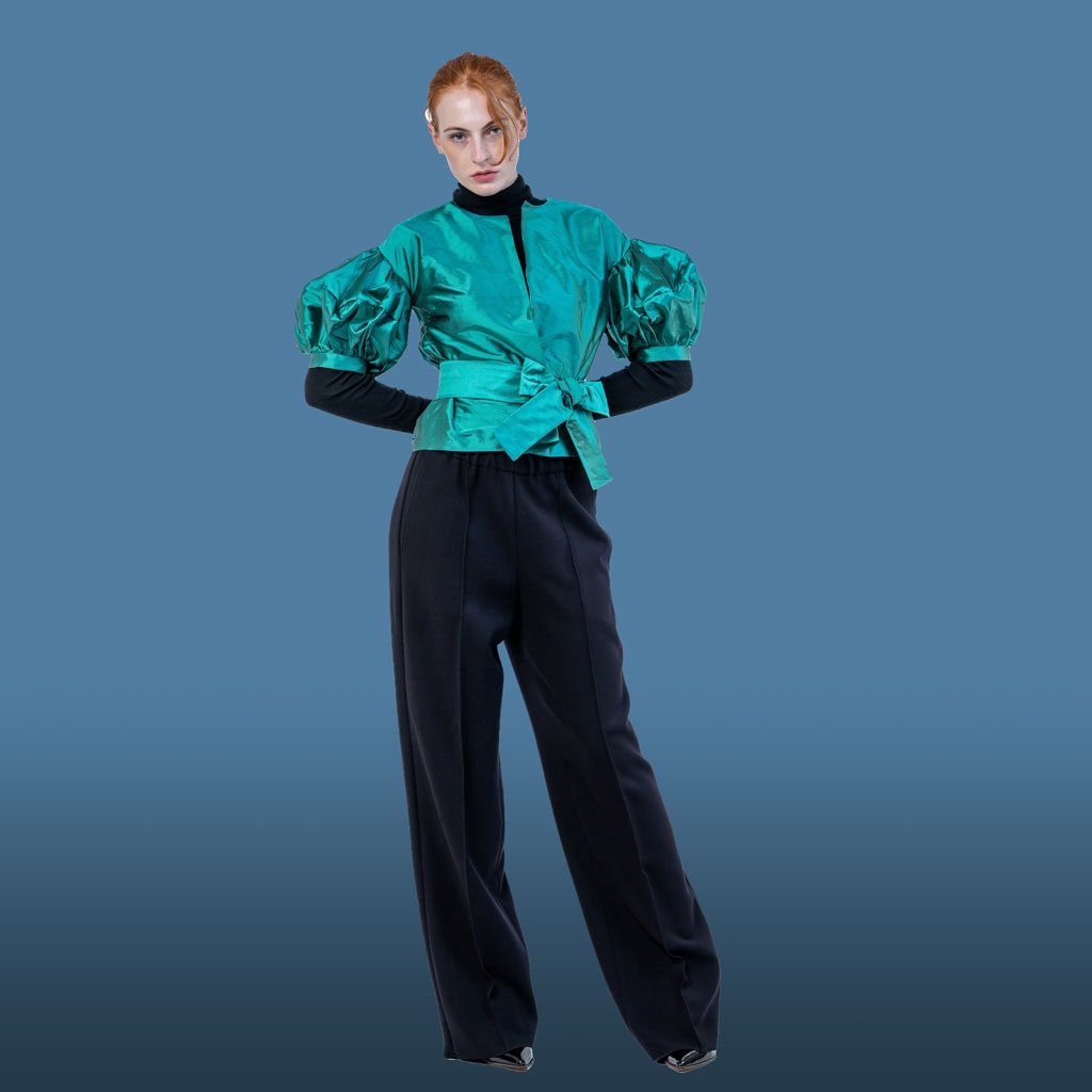 gerade, kurze Jacke aus Doupionseide mit extravaganten Volumenärmeln,
Bindeband in der Taille hier in Farbe changierend petrol/aqua