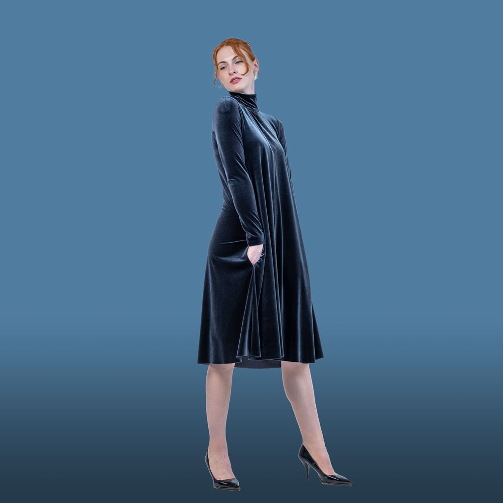 Kleid mit Kragen und schwingend ausgestellter Silhouette aus Stretchsamt
hier in Farbe anthrazit, unkompliziert, gurumspielender Sitz mit bestem Tragekomfort
passt zu: Freizeit, Dinner, Kulturevent, Weihnachten