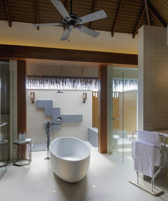 Lua de Mel nas Ilhas Maldivas 11 Bathroom Ocean Villa
