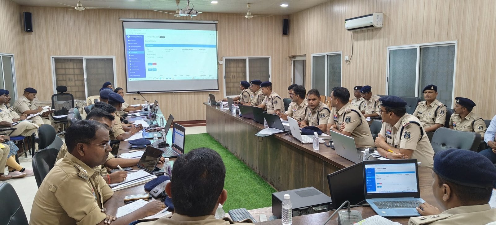 पुलिस अधीक्षक ने की अपराध समीक्षा बैठक, उत्कृष्ट कार्य करने वाले पुलिसकर्मी हुए सम्मानित
